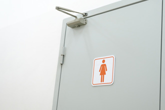 男廁蓋在女廁裡 大學奇葩設計曝光 網全看傻眼