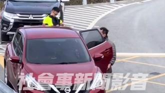 男武陵停車場外違停 見警開單竟下跪求情