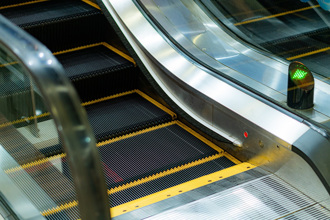 電扶梯突踏空 女下半身遭捲入 皮肉分離痛到淒厲慘叫
