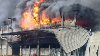 新北南亞塑膠廠狂燒15小時 居民門窗緊閉：「好臭」