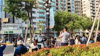 酒駕開「保時捷」衝入高雄輕軌！駕駛棄車逃仍遭警逮