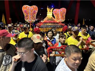 张丽善虔诚候驾3小时 大甲妈祖晚间8点通过西螺大桥