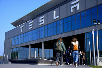 特斯拉自駕計程車 8／8上路