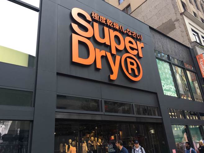 Superdry曾一度成為台灣最風靡的品牌，大街小巷都可以看到穿著他們家外套的人們。（示意圖：shutterstock／達志）