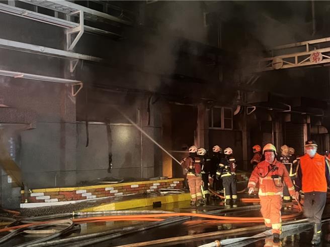 位於泰山南林路的南亞塑膠林口廠發生大火，環保局提醒泰山、五股、林口、三重及新莊等下風處民眾緊閉門窗、戴口罩。（新北市環保局提供）