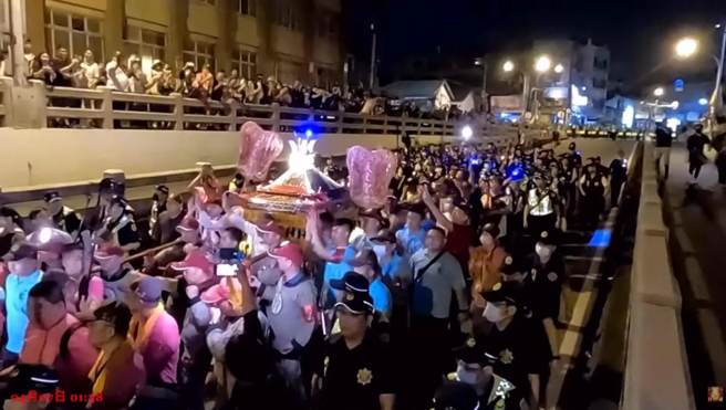 彰化沿途有大批民眾拍手欢呼大喊：「我爱大甲妈」。（翻摄中天新闻网／大甲镇澜宫提供）