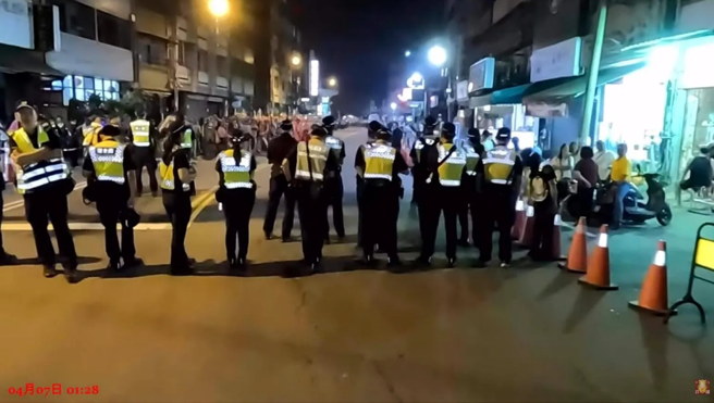 警方出动大批警力维持现场秩序。（翻摄中天新闻网／大甲镇澜宫提供）