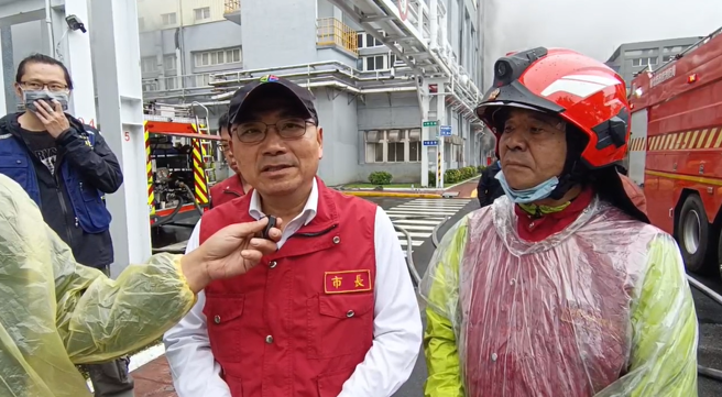 市长侯友宜稍早前已抵达现场，进一步了解火警状况。（图 / 刘咏韵翻摄）