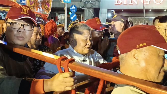 大甲镇澜宫妈祖銮轿今日凌晨约1点40分，在大甲镇澜宫董事长顏清标亲自抬轿，警方优势警力开道下，平和快速通过民生地下道，顏清标（中）对于行程已晚了好几个钟头，民眾仍欢喜来迎接妈祖表达感谢。（叶静美摄）