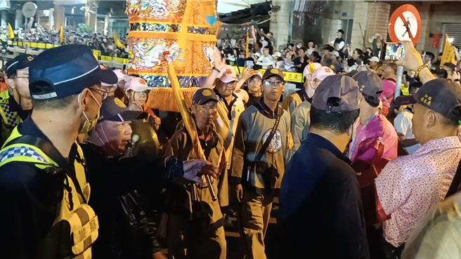 大甲镇澜宫妈祖銮轿在今日凌晨约1点40分，平和快速通过民生地下道，让许多长时间在三民地下道周边等待的民眾惊呼，一年一度的等待，怎么銮轿一下子就通过了。（叶静美摄）