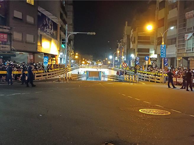 警方事先在民生地下道到三民路两侧400公尺路段，架设了910面的改道牌，净空民生地下道与三民路路口一带。（叶静美摄）