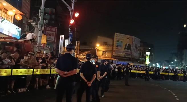 警方事先净空民生地下道与三民路路口一带，仅让抬轿人员与护轿、搜证员警在妈祖安全通道行走，民眾在管制线外耐心的等待大甲妈祖銮轿。（叶静美摄）