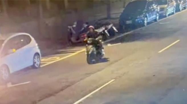 林姓街友行窃机车在路上閒逛。（翻摄画面）