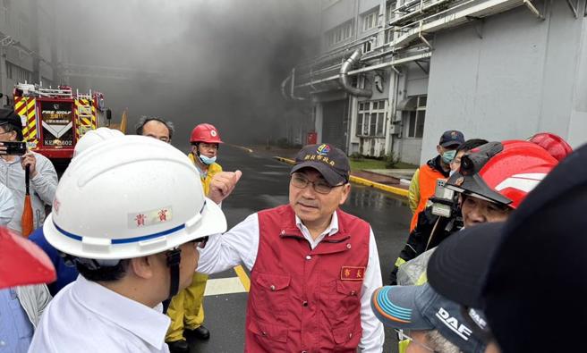 新北市長侯友宜上午7時許前往南亞塑膠林口廠關切火勢。（新北市政府提供）