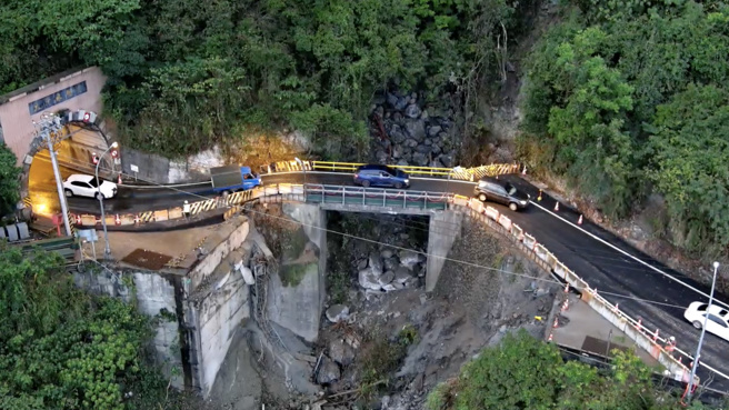 苏花公路下清水桥被震毁，经公路局东区养护工程分局全力抢修，利用一旁日据时期旧桥面增设密排銲接12米长的战备钢梁，6日已开放限重5吨以下小型车通行。（公路局东区养护工程分局提供）