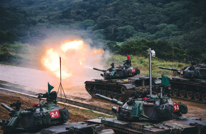 画面为陆军装甲584旅联兵1营鑑测，发挥精准打击能力，场面相当壮观。（图仅示意 / 中时资料照）