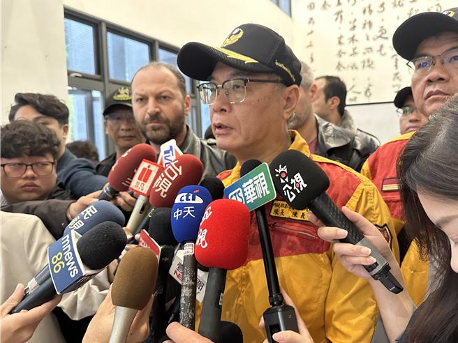 內政部消防署特種搜救隊長陳義豐說，不排除星國夫妻也受困在砂卡礑步道，今成搜索重點。（王志偉攝）