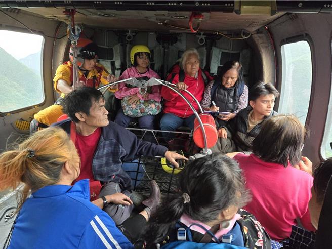 0403花蓮大地震將太魯閣大禮大同部落震成孤島，族人在山中受困4天後，今天搭乘直升機平安下山。（空勤總隊提供／羅亦晽花蓮傳真）