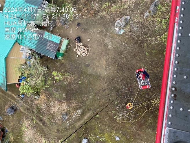 0403花蓮大地震將太魯閣大禮大同部落震成孤島，族人在山中受困4天後，今天搭乘直升機平安下山。（空勤總隊提供／羅亦晽花蓮傳真）