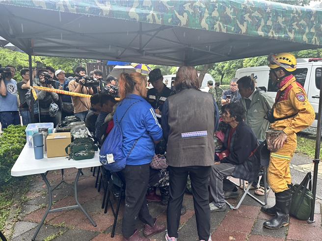0403花蓮大地震將太魯閣大禮大同部落震成孤島，族人在山中受困4天後，今天搭乘直升機平安下山，在山下等候的家人趕緊上前關心。（羅亦晽攝）