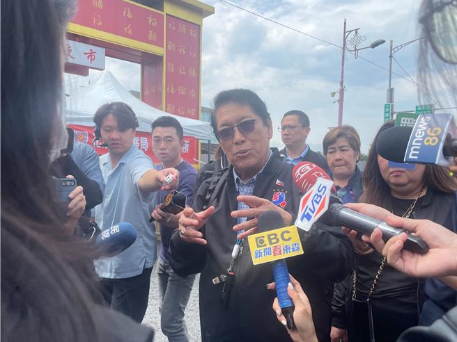 馬尼拉經濟文化辦事處主席兼駐台代表貝世偉（Silvestre III Hernando Bello）了解天王星大樓現場狀況後，將前往教堂關心在花蓮的菲律賓移工。（劉彥宜攝）