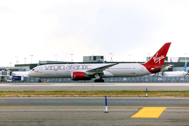 倫敦希斯羅機場6日發生兩機擦撞意外，維珍航空（Virgin Atlantic）一架波音787-9夢幻客機撞上英國航空（British Airways）一架空巴A350客機，所幸未造成人員傷亡。（資料照／路透社）