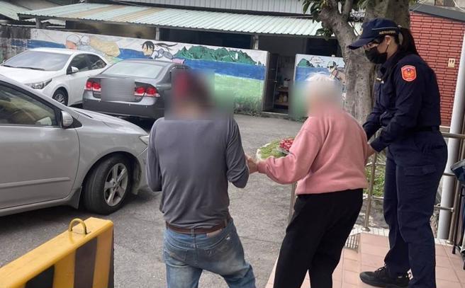 大竹派出所協助失智婦人迷途返家。（蘆竹分局提供）