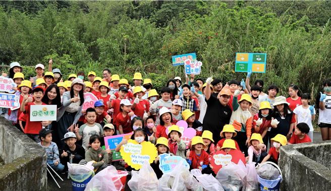 響應世界衛生日，林口瑞平國小全校師生辦理世界衛生日健走淨山活動。（新北市教育局提供）