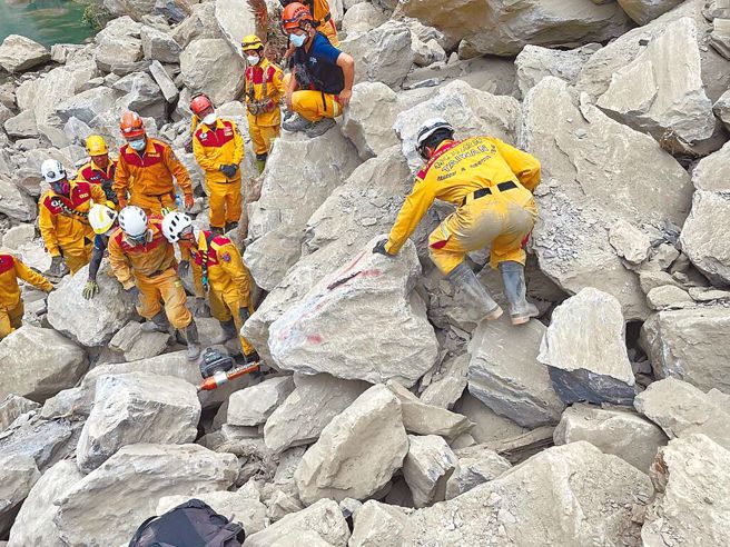 特搜隊昨日（6日）帶著搜救犬在砂卡礑尋找失聯者。（搜救隊提供）