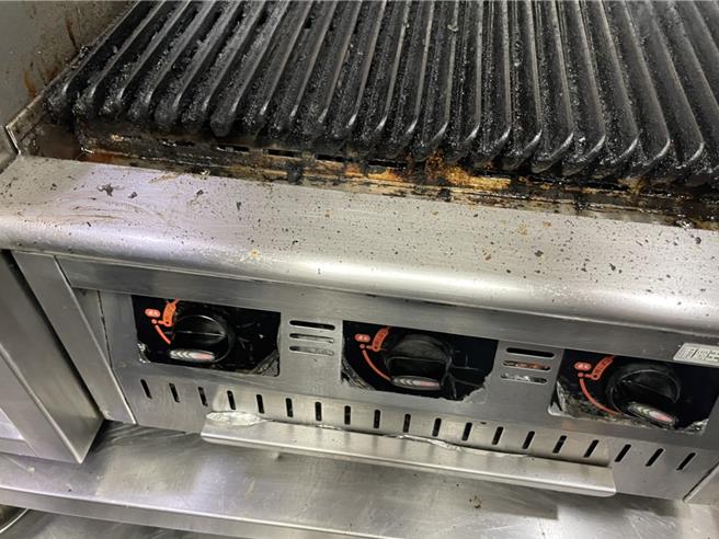 台北市衛生局稽查發現初瓦的烤台不潔。（台北市衛生局提供／蔡佩珈台北傳真）