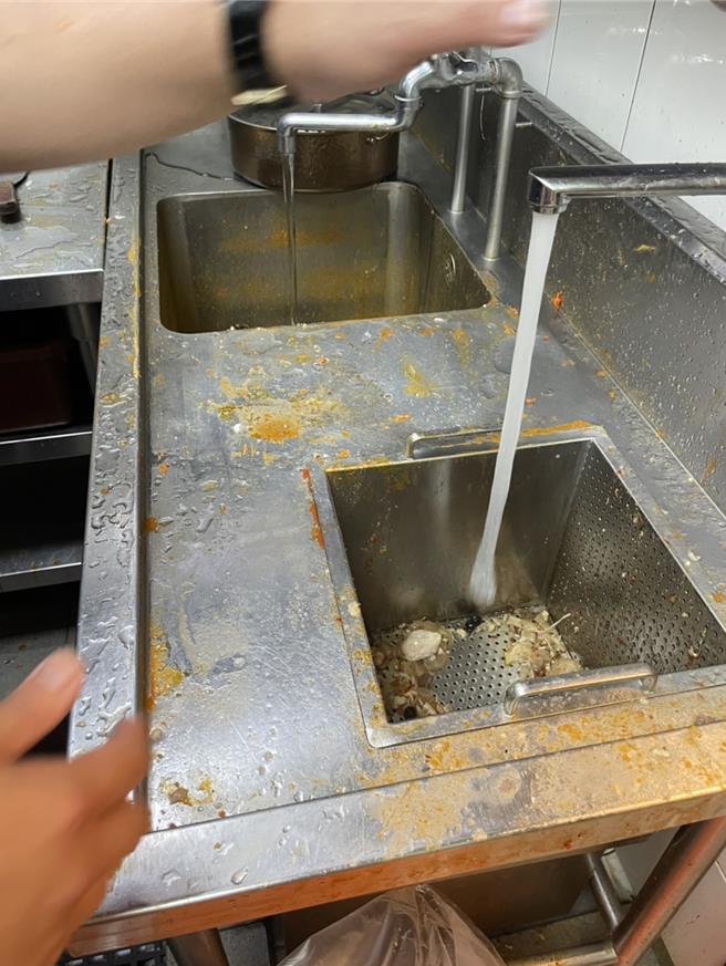 台北市衛生局稽查發現饗辣的廚餘區不潔。（台北市衛生局提供／蔡佩珈台北傳真）
