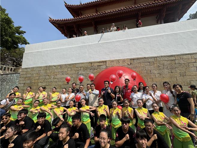 紅球最後一站，7日在大南門城登場，市長黃偉哲到場與小朋友合影。（曹婷婷攝）