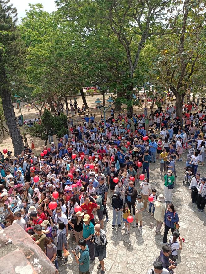 大南門城擠滿排隊等這要與紅球合影的民眾。（曹婷婷攝）