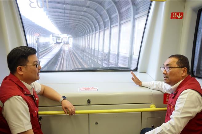 新北环状线第二阶段「中和站至大坪林站」今（7）日上午11时提前通车恢復营运，班距为10分钟，新北市长侯友宜上午前往视察通车状况。（新北市政府提供）