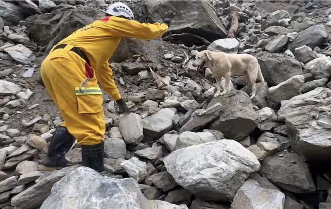 Roger于6日砂卡噹步道找到第3名罹难者 。（翻摄照片／洪靖宜高雄传真）