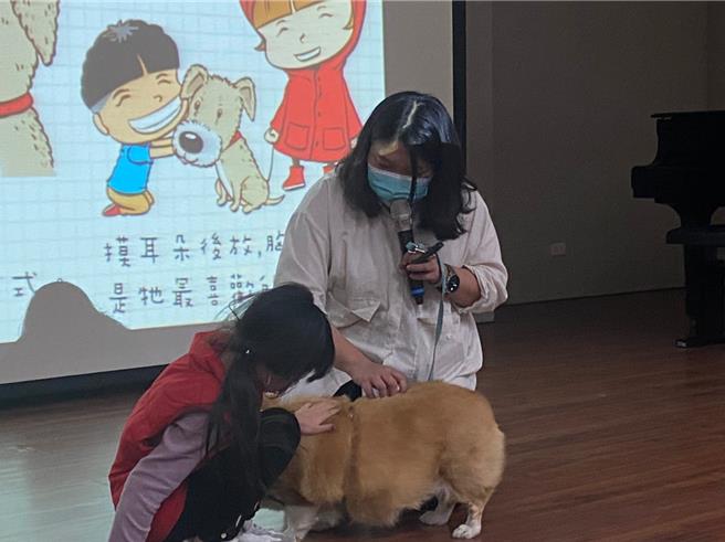講師依據不同年齡層學生設計教材內容，積極協助各校園推動基層動物保護工作。(動保處提供／林雅惠高雄傳真)