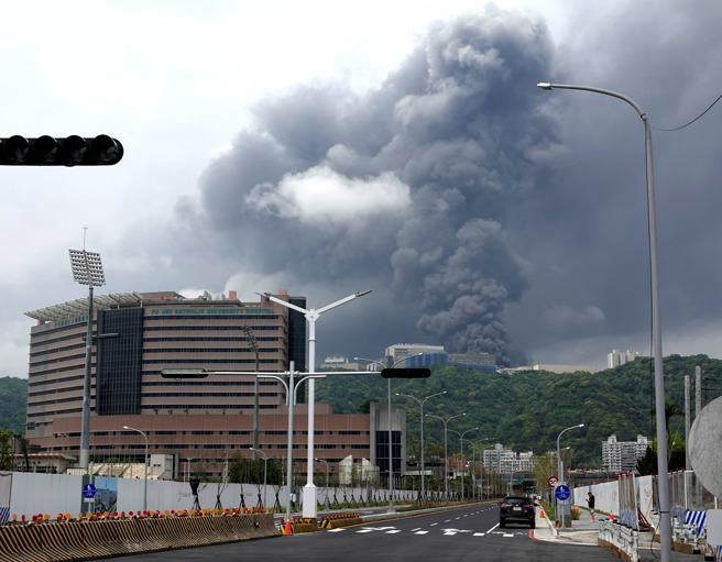 位于新北市泰山区的南亚塑胶林口厂7日凌晨2时许发生火警。（图 / 黄世麒摄）