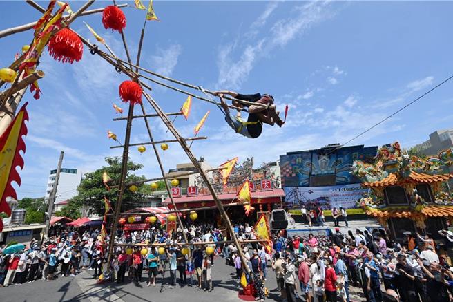 比賽登場前，會先進行雙人組的表演。（呂妍庭攝）