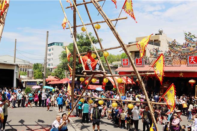 底下工作人員會先用竿子把選手推到高點，接下來就由選手自行擺盪。（呂妍庭攝）