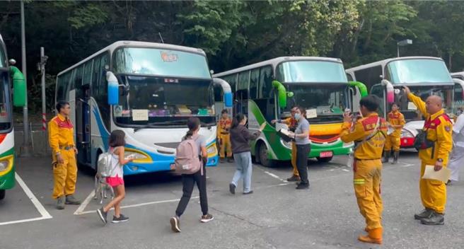 留置天祥地區民眾及西寶國小師生，今（7）日早上撤離。（中央災害應變中心提供）