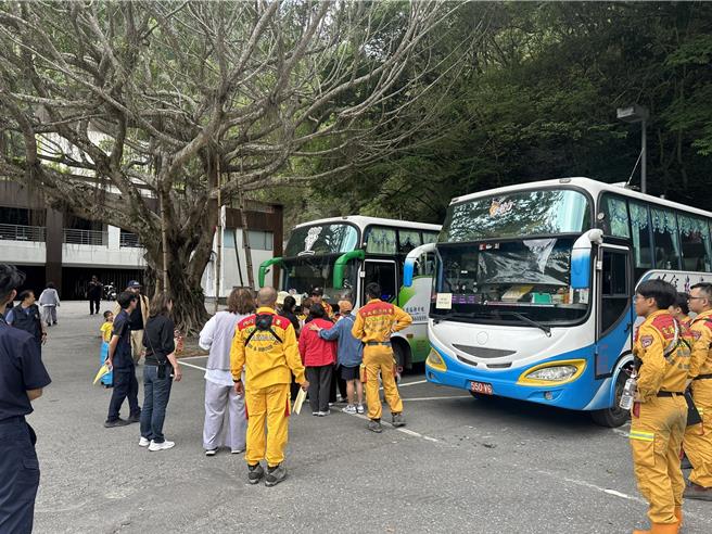 留置天祥地區民眾及西寶國小師生，今（7）日上午陸續撤離。（中央災害應變中心提供）