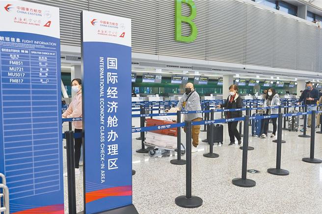 上海虹桥机场国际、港澳台航线办理柜台。（资料照／中新社）