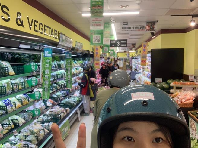 餘震不斷，不少花蓮民眾逛全聯更戴著安全帽。（網友inin0629提供／劉彥宜台北傳真）