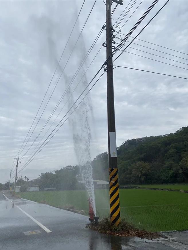 水柱直衝天际。（民眾提供／李京升苗栗传真）