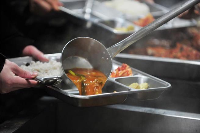 台北市教育局表示，依教育部規定辦理，4月8日起北市學校營養午餐可使用辣椒粉、咖哩粉、胡椒粉等調味料，但如有學校欲持續暫停使用亦可。（本報資料照片）