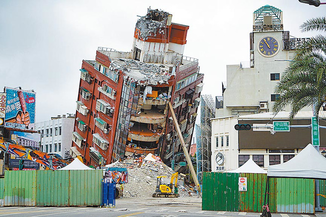 圖為花蓮市天王星大樓因強震造成傾斜。（資料照,李忠一攝）