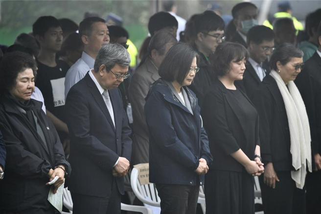 郑南榕基金会今在金宝山举办郑南榕殉道35周年追思纪念会，总统蔡英文和行政院长陈建仁、监察院长陈菊等人皆出席追思。（行政院提供）