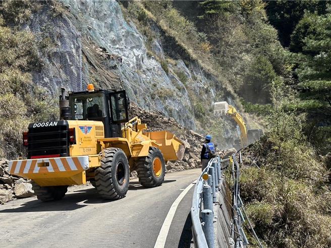 中橫便道因0403花蓮大地震交通中斷，工程人員連續搶修，7日中午終於搶通。（公路總局谷關工務段提供／馮惠宜台中傳真）