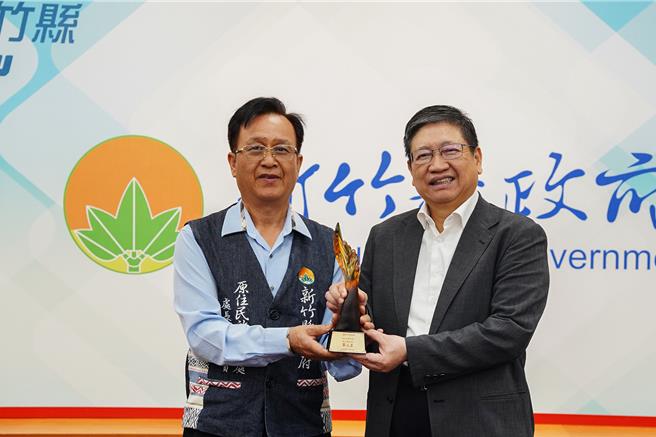 新竹县推行原乡公共建设，获原民会3项计画佳绩，原民处长云天宝（左）将荣耀献奖给县长杨文科（右），杨文科期望持续提升原乡道路与公共工程品质。（罗浚滨摄）