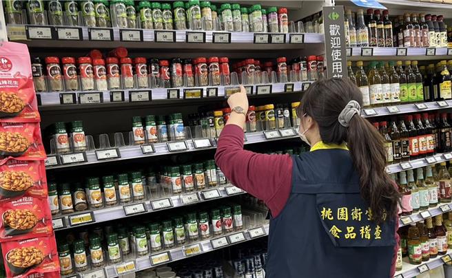 桃园市卫生局曾到各卖场查缉苏丹红相关产品。（桃园市卫生局提供）
